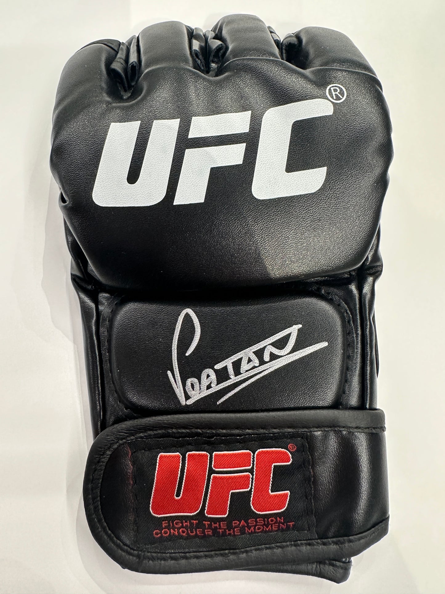 Alex Pereira Autographed Hand Signed UFC Glove - Beckett COA