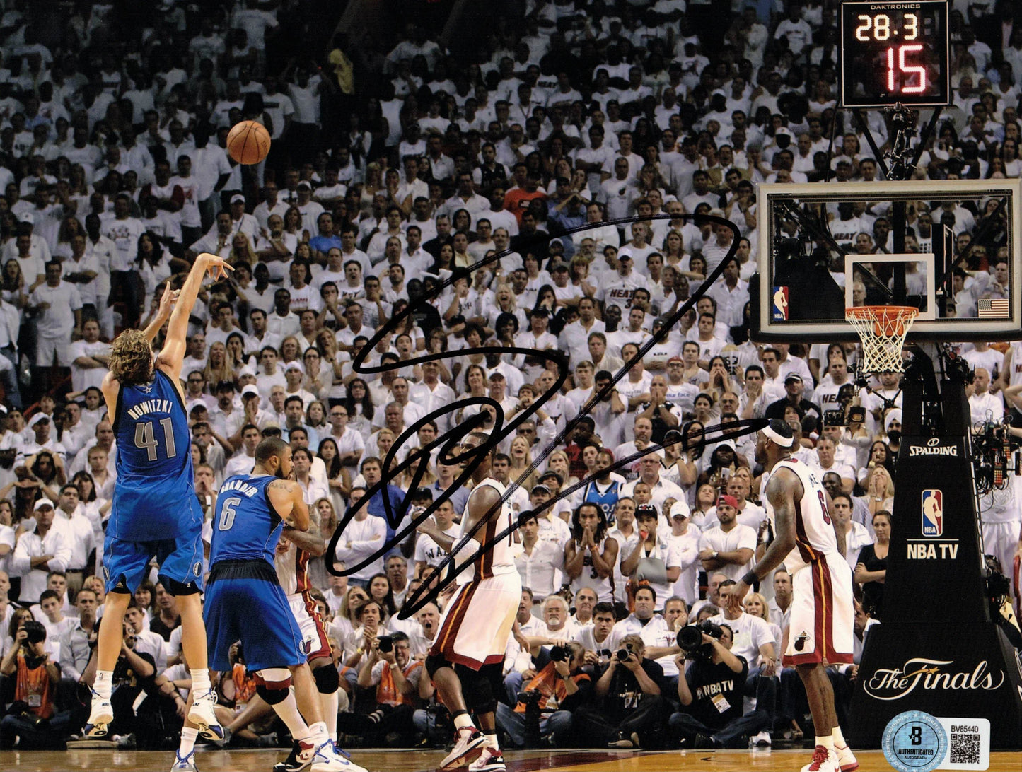 Dirk Nowitzki Autographed Hand Signed Dallas Mavericks 8x10 Photo - Beckett COA